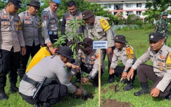 HUT Sumbawa Ke-67, Polres Sumbawa Terjun Langsung Hijaukan Taman Unter Katimis