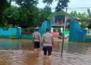 Siaga Banjir, Personel Polsek Bolo Bersihkan Ruang Kelas Yang Terdampak Banjir di Desa Rada