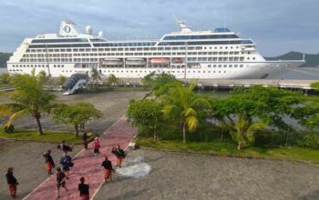 MS Regatta Sandar di Gili Mas, Ratusan Turis Asing Eksplor Lombok