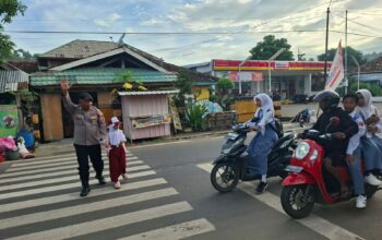 Cegah Kemacetan Pagi Hari, Polsek Rasanae Timur Laksanakan Pengaturan Lalu Lintas
