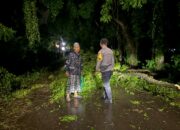 Bhabinkamtibmas Desa Pasir Putih Cek Rumah Warga Terdampak Pohon Tumbang Akibat Cuaca Ekstrem
