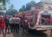 Polsek Sape Datangi TKP Kebakaran di Desa Sangia, Bantu Pemadaman dan Lakukan Pengaturan Lalu Lintas