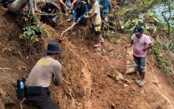 Polres Loteng Bersama Tim Gabungan Tertibkan Galian Bekas Tambang Ilegal di Gunung Dundang.