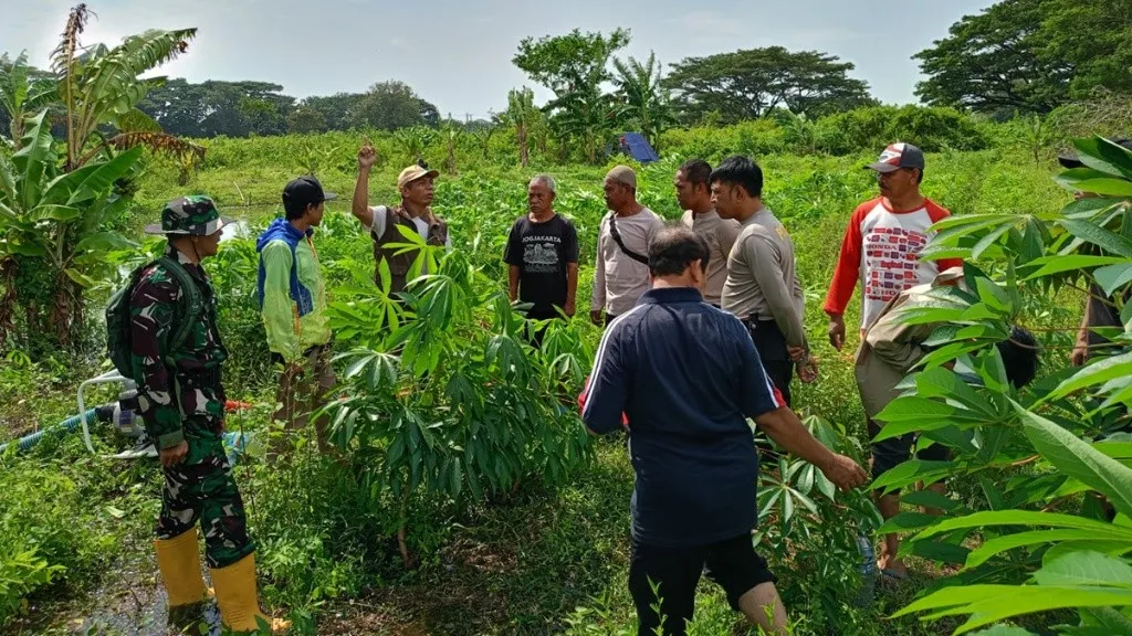 Perkuat Ketahanan Pangan, Bhabinkamtibmas Batulayar Ajak Warga Manfaatkan Lahan Kosong