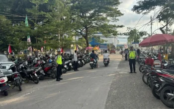 Tradisi Presean Padati Taman Kota, Satlantas Polres Lombok Barat Pastikan Jalur Tetap Lancar