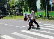 Personel Polsek Suela Laksanakan Pengaturan Lalu Lintas di Depan SDN 2 Suela untuk Tingkatkan Keamanan