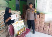 Bhabinkamtibmas Dampingi Penyaluran Bantuan Pangan di Kelurahan Sampir, 597 Warga Terima Manfaat