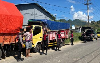 Patroli KRYD, Satsamapta Polres Bima Kabupaten Bantu Jemur Padi Warga
