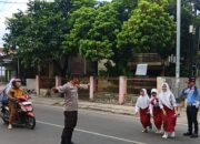 Polres Bima Kota Laksanakan Rawan Pagi, Bantu Anak Sekolah Menyeberang Jalan
