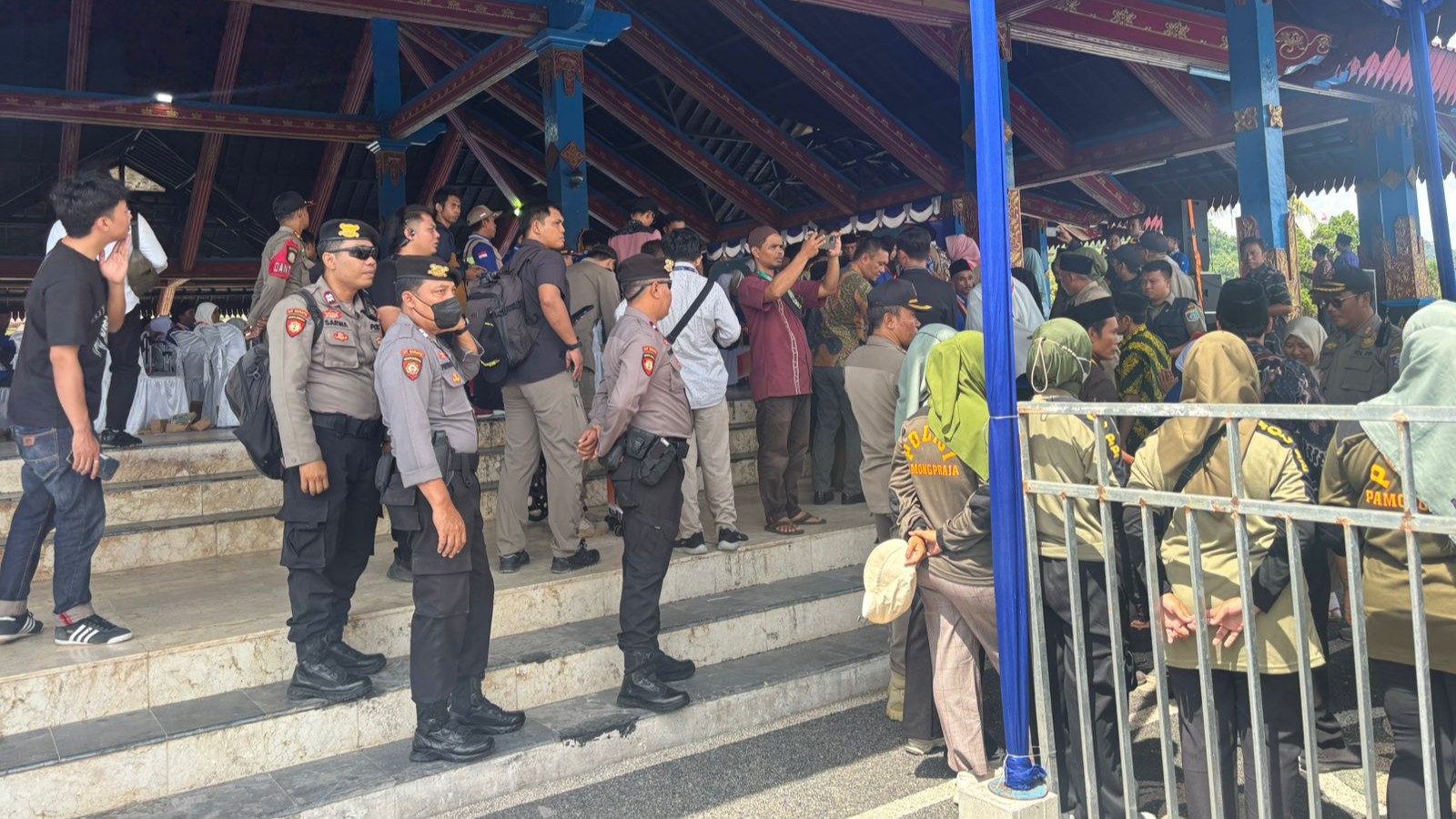 Pastikan Jalur Steril, Sat Samapta Polres Lombok Barat Kawal Iring-iringan Bus Jamaah Haji Hingga Jalan Lingkar