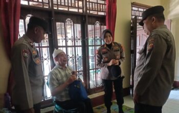Aksi Humanis Polsek Gerung di Dusun Kelebut: Mengetuk Pintu Warga Melalui Jumat Sedekah
