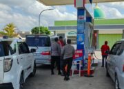 Waspada Antrean Mengular, Polsek Labuapi Jaga Ketat SPBU Demi Kenyamanan Warga