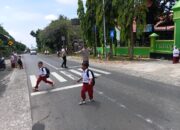 Personel Polsek Suela Lakukan Pengaturan Arus Lalu Lintas dan Bantu Penyeberangan Siswa