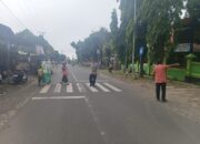 Personel Polsek Suela Laksanakan Pengaturan Lalu Lintas Di Depan SDN 02 Suela