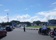 Prioritas Jalur Haji: Aksi Sigap Personel Polres Lombok Barat Amankan Rombongan di Bundaran GMS