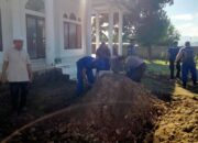 “Polisi Peduli” Bhakti Religi, Satpolairud Polres Bima Kabupaten Bersama Warga Gotong Royong Bersihkan Masjid Nurul Bahari