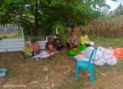Personel Polsek Sape Sambangi Petani Jagung di Wera, Pantau Proses Panen dan Sosialisasikan Penyerapan oleh BULOG
