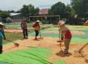 BHABINKAMTIBMAS POLSEK KEMPO LAKUKAN PEMANTAUAN HASIL PANEN JAGUNG WARGA DALAM DUKUNG KETAHANAN PANGAN NASIONAL