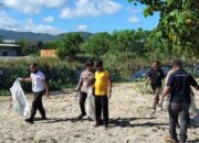 Gerakan Asri Pantai Lakey, Polsek Hu’u Bersama Masyarakat Jaga Kebersihan Lingkungan Wisata