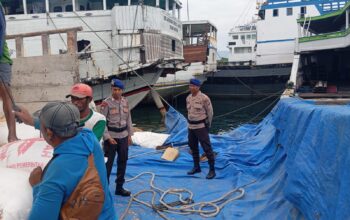 Sat Polairud Polres Bima Kota Laksanakan Pengawasan Bongkar Muat di Pelabuhan Bima