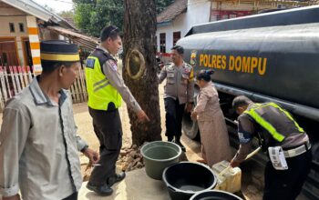 Wujud Kepedulian Polri, Satlantas Polres Dompu Salurkan Air Bersih kepada Warga Pajo