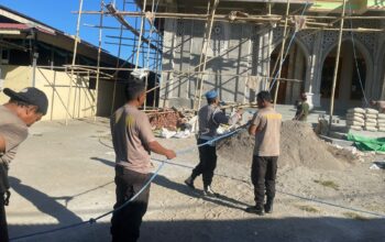 Sambut HUT Bhayangkara Ke-80, Polsek Alas Gotong Royong Bantu Pembangunan Masjid Besar Al-Ihsan