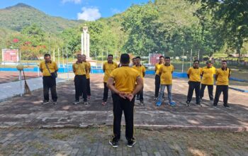 SAMBUT HARI BHAYANGKARA KE-80, POLRES DOMPU DAN POLSEK PAJO GELAR KERJA BAKTI RELIGI DI TAMAN MAKAM PAHLAWAN