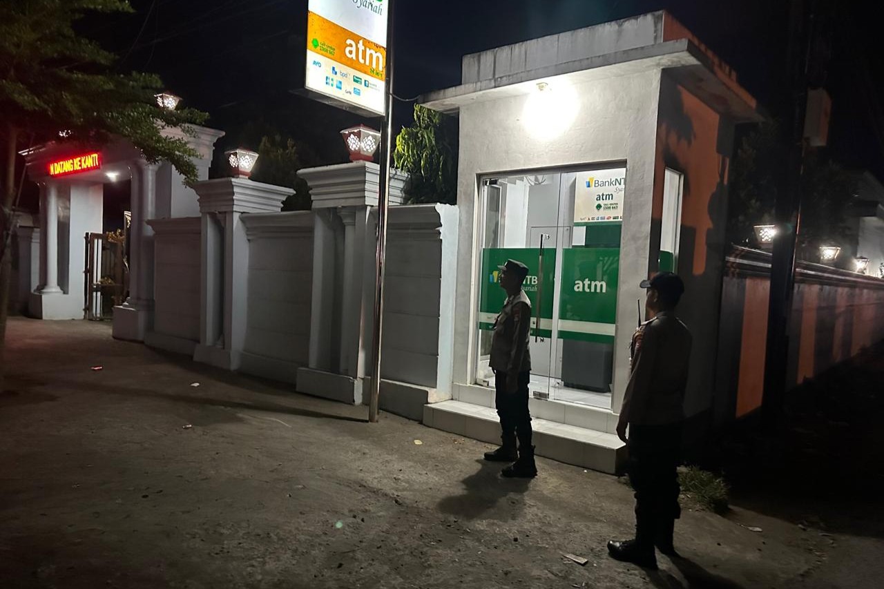 Jaga Kamtibmas Kondusif, Polsek Kuripan Gelar Patroli Blue Light Malam Hari