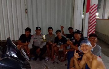 Bhabinkamtibmas Desa Apitaik Gelar Silaturahmi dan Himbauan Kamtibmas kepada Pemuda di Dusun Pernek